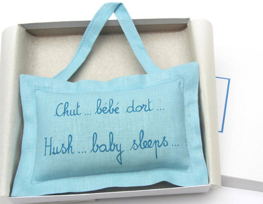 Hush baby sleeps in French and English