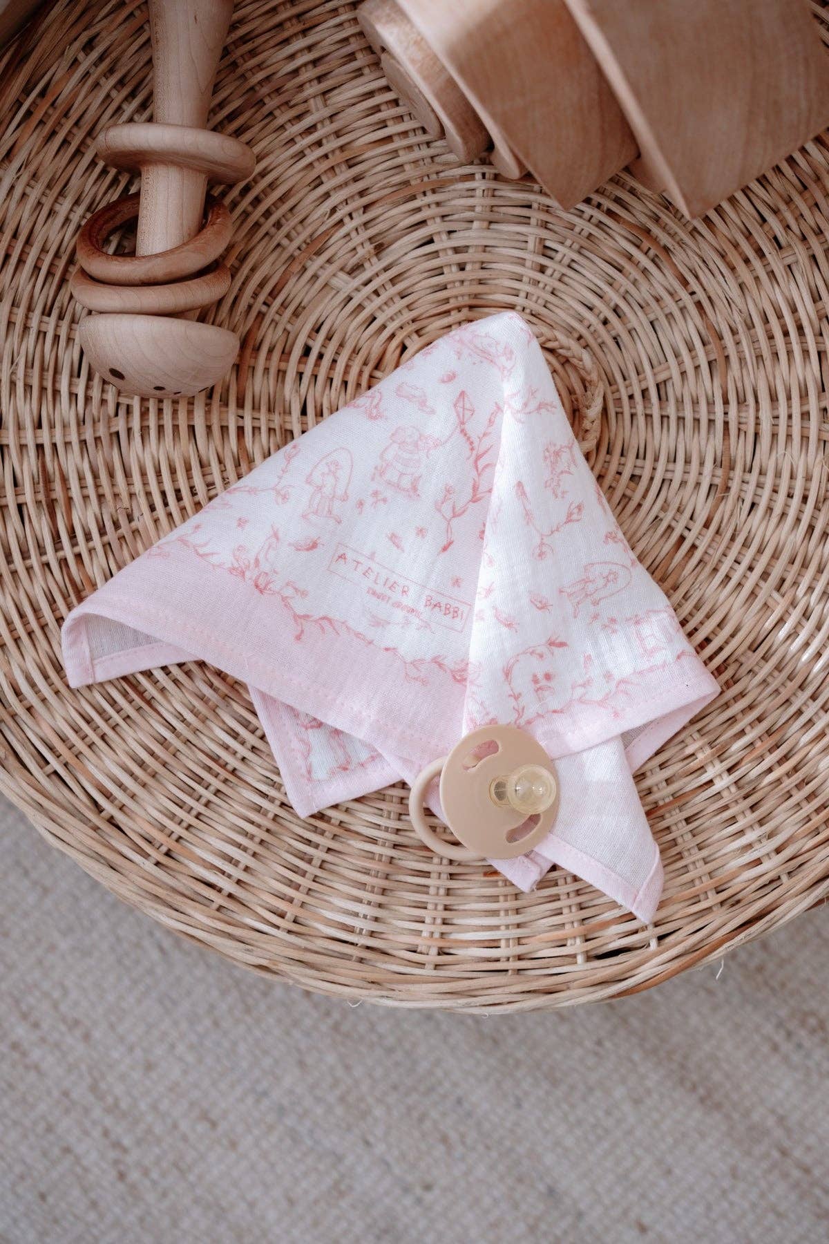 Atelier Babbi - Burp Cloth - Toile De Jouy/Pink