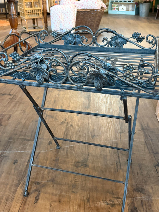 Metal tray table